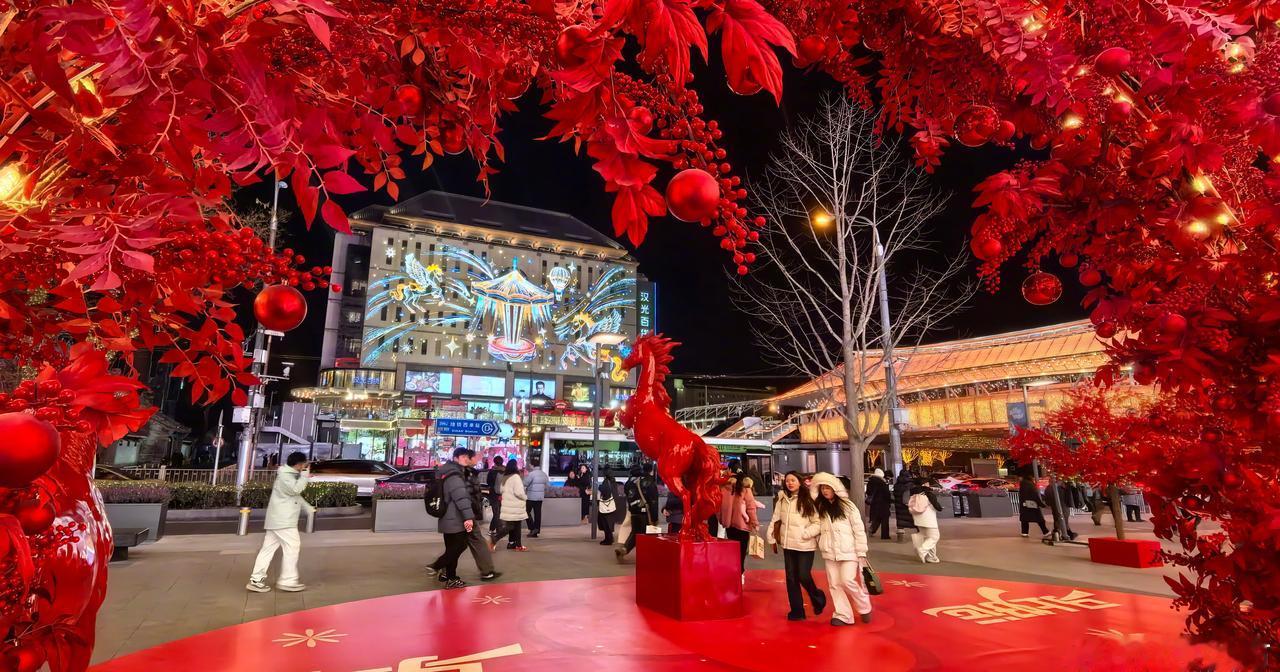 春节临近，北京市的王府井、西单和前门等商圈悬灯结彩，大批年货上市，浓浓的年味扑面