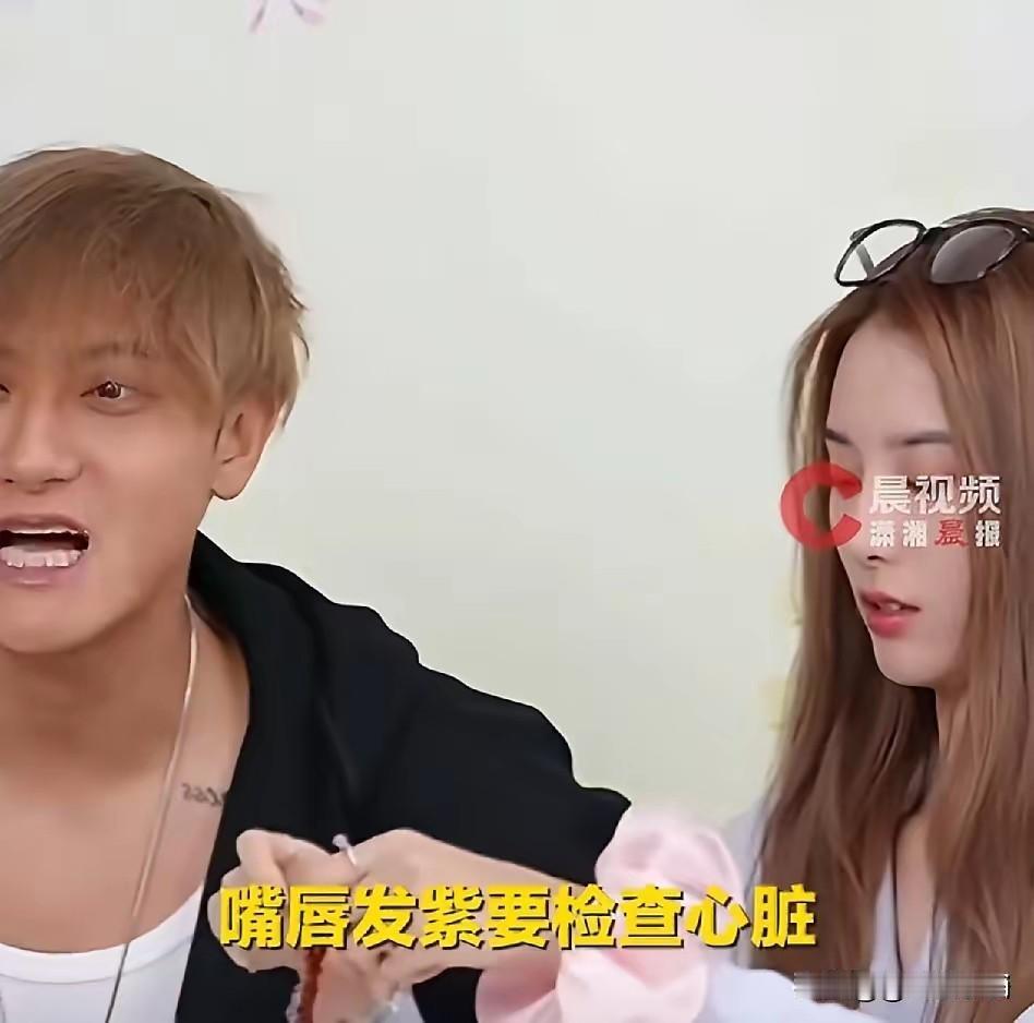 黄子韬说刚认识，徐艺洋的时候，她像木爪一样，连话都不会说。她那个时候的视频，很可