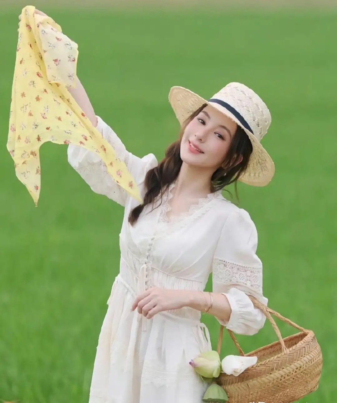 郭富城家两个女儿暑假去姥姥家，方媛晒在安徽拍的照片，老家路上长满杂草，她和女儿回