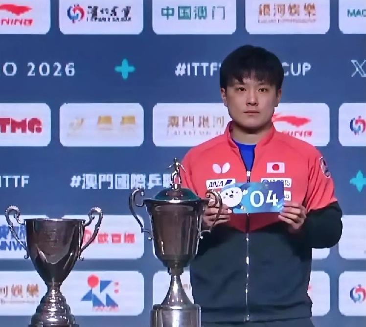 纸盒这是咋的了，
眼睛通红眼角有淤青，
感觉像哭过一样。
面无表情“呆若木鸡”