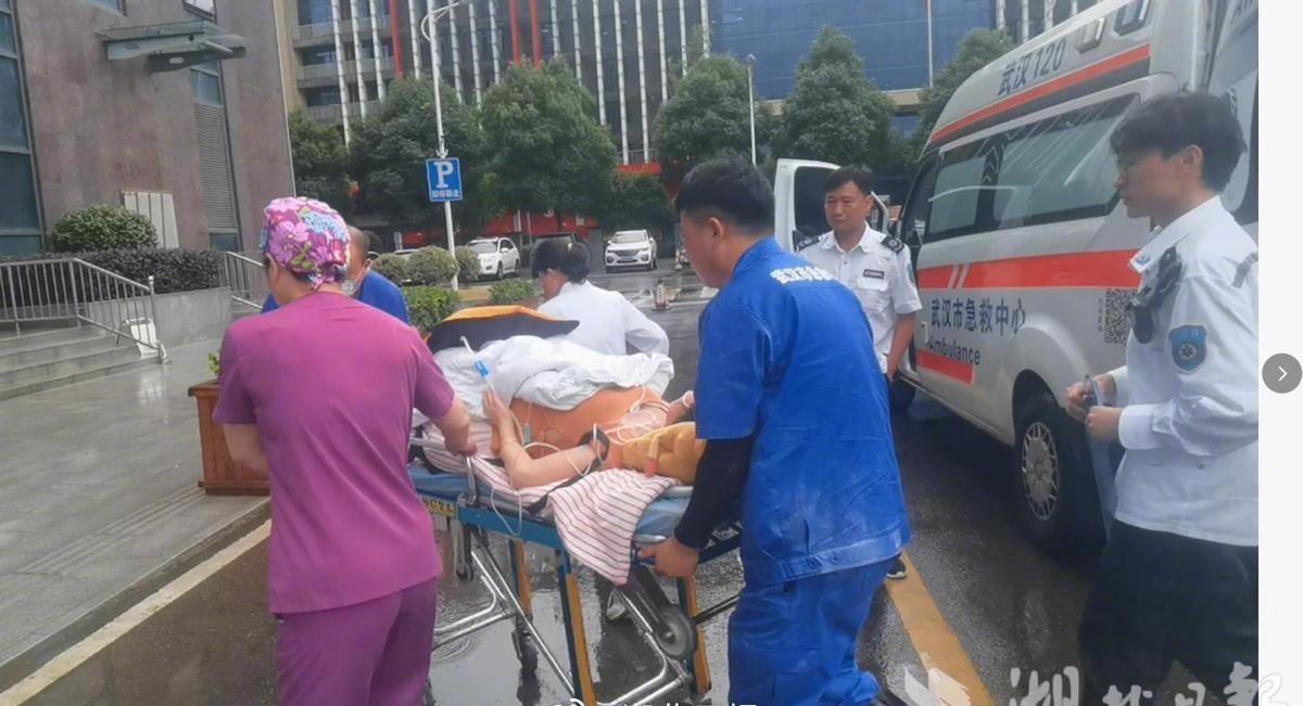 【住31楼的武汉孕妈破羊水时撞上暴雨停电】暴雨倾城，小区停水停电，电梯停摆。一位