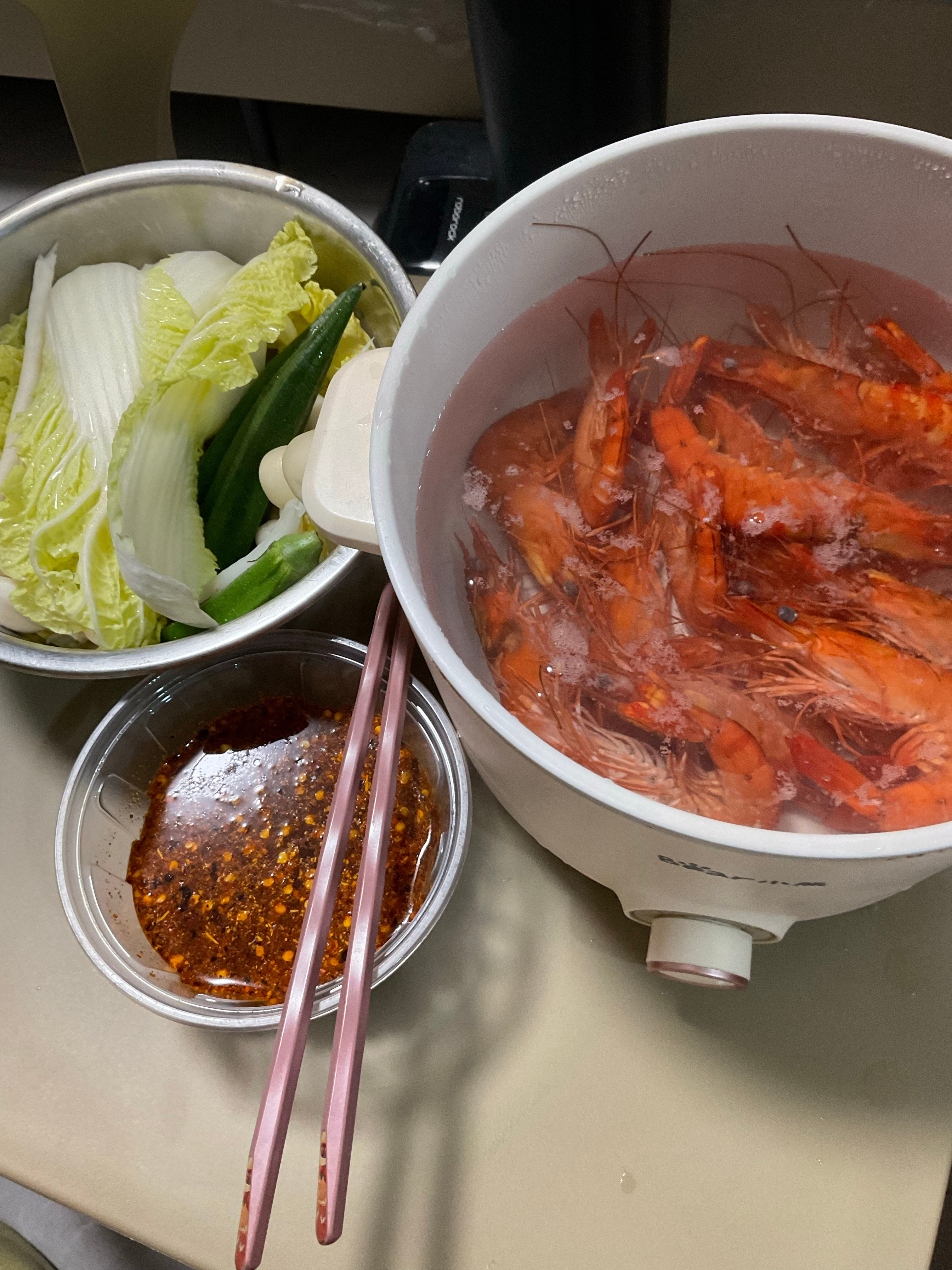 吃不完这么多虾，给小狗吃几个，给老公留几个 ​​​