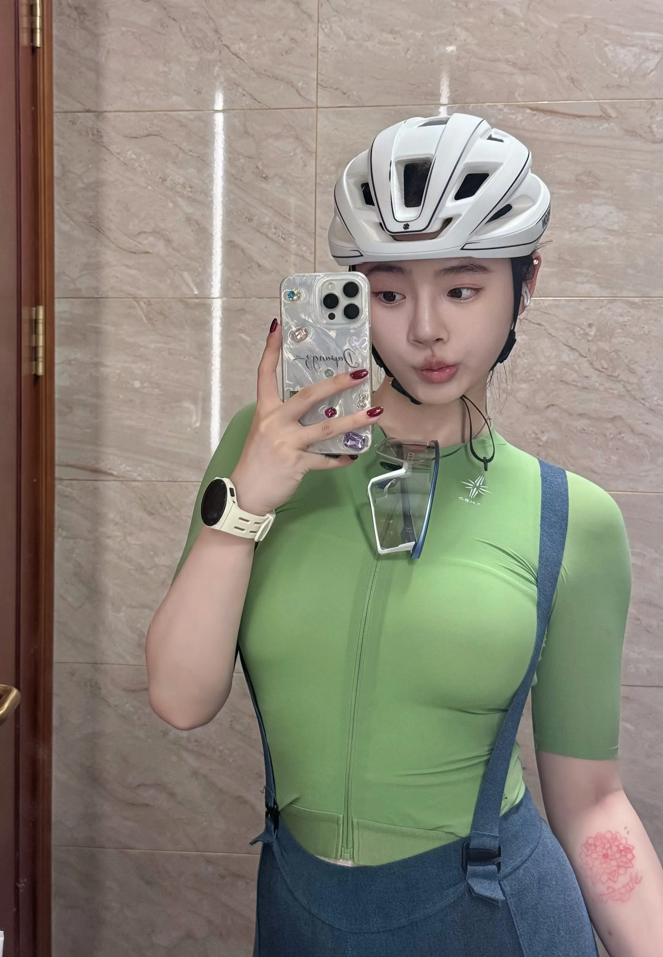 骑车ing🚴。🪖是找的森瑞梦的，漫痕真的超级好看！！！衣服是穿的捷...