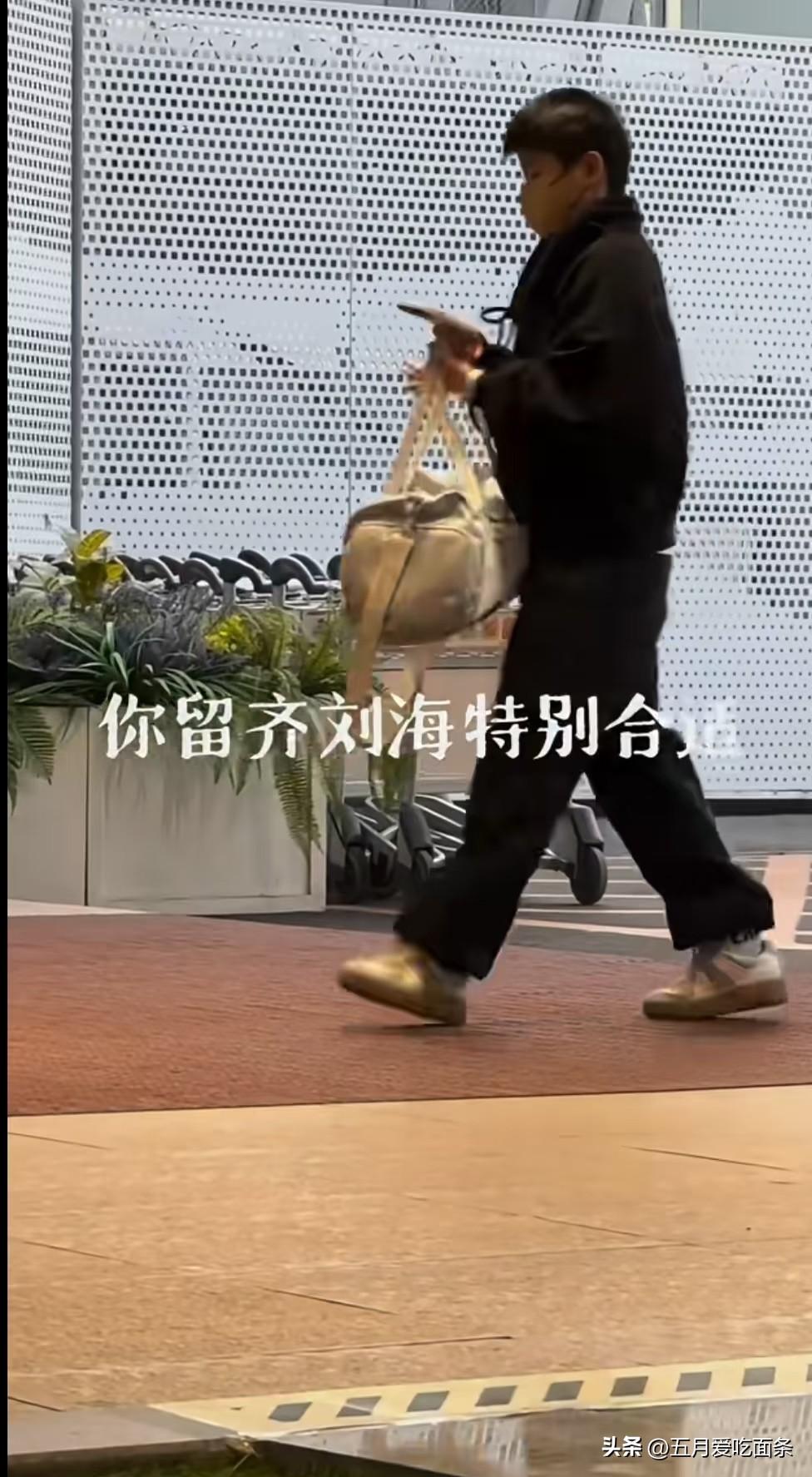 莎莎和楚钦大早上走vip离京了，据说这两天在重庆还有赛场外的活动，期待！