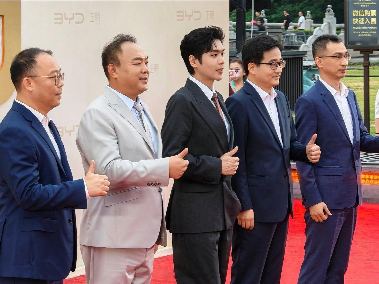 全尺寸闪充旗舰SUV大唐今晚比亚迪大唐的发布会开始了，张若昀是硬帅啊