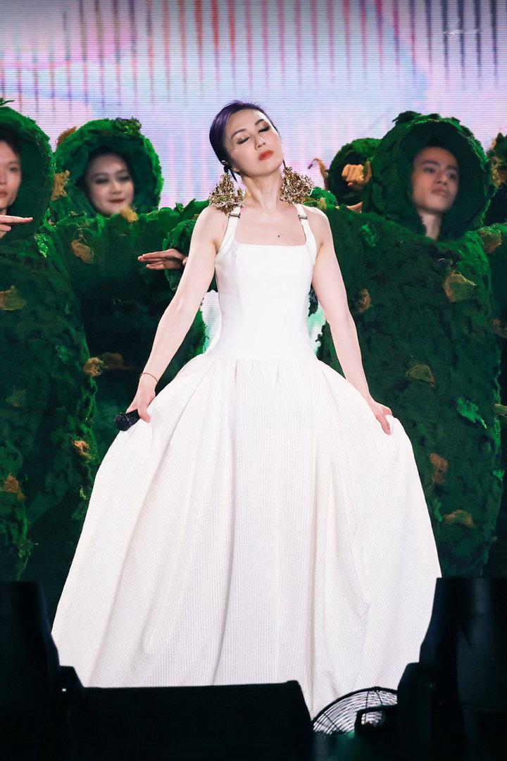 杨千嬅有什么事跟妈妈说 杨千嬅对粉丝说的话永远最戳心。“有什么事跟妈妈说”——不