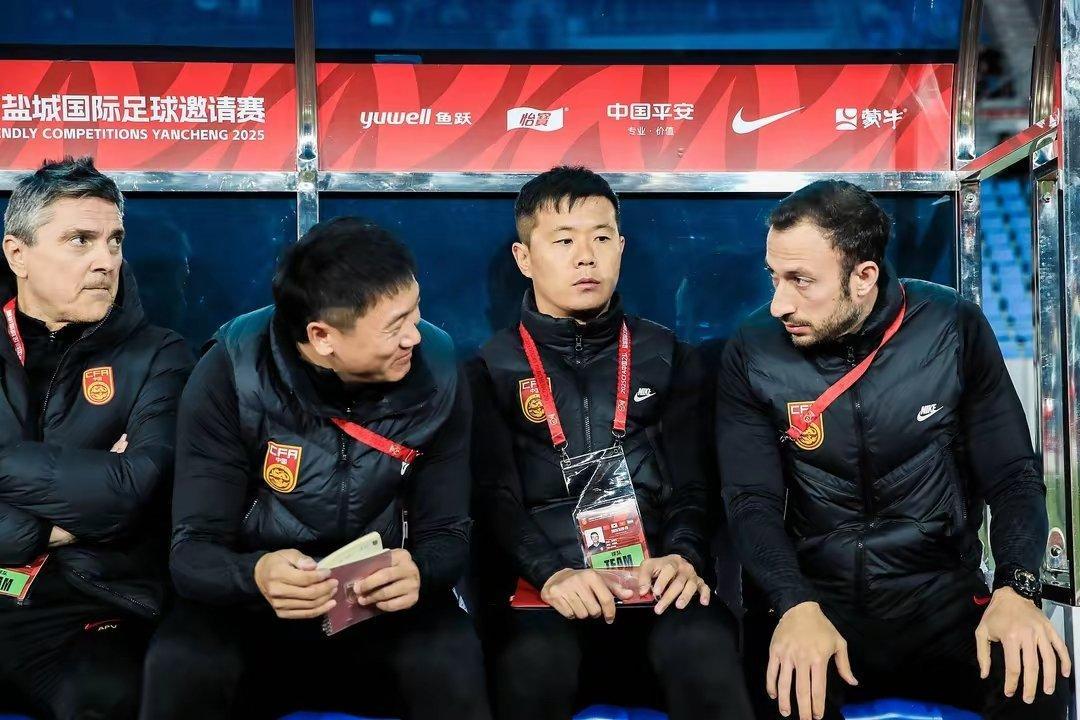 马德兴：安东尼奥不带队时就在办公室研究业务，足协赞其敬业精神体育明星中国足球 1