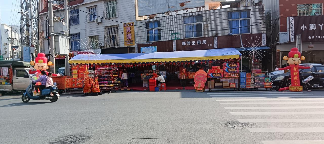 漳州市长泰区石横村——除夕腊月廿九贴春联，准备过新年。