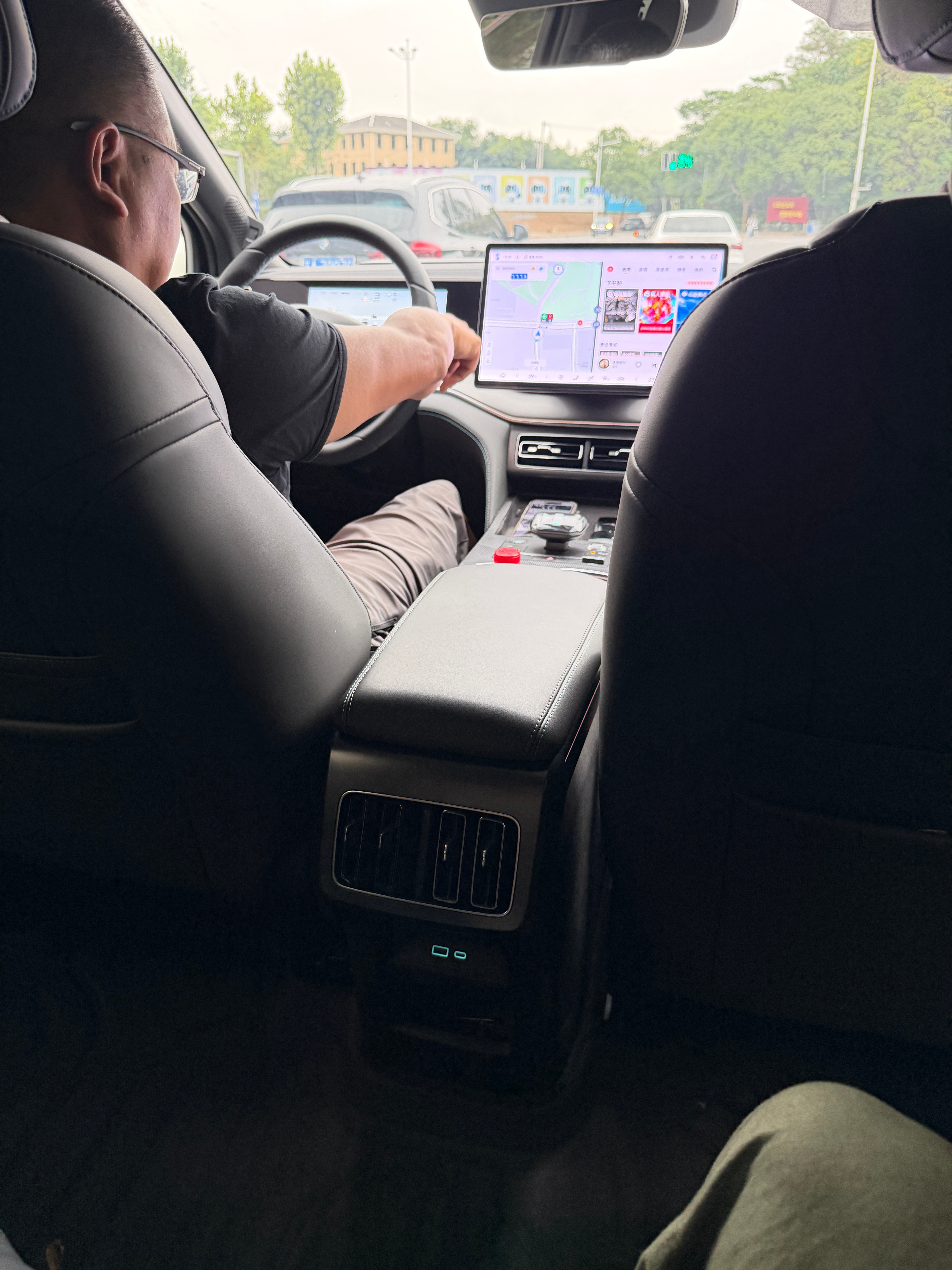 今天打车，突发奇想试了下顺风车。一看价格我还有点纳闷：顺风车“独享”居然跟快车差