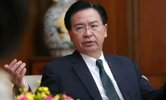 继续逼近台湾本岛，顽固“台独”分子吴钊燮气急败坏，声称这是“升高紧张”！

台海