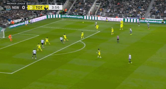 开场5分钟，热刺连续在中线附近被对手反抢威胁球门，沃尔特马德的头球高出。 