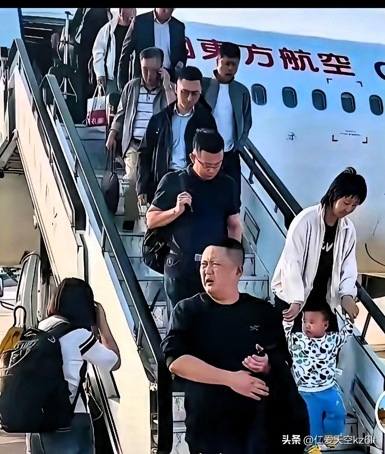  餐车无意碰手肘，旅客逼乘务员下跪！优越感太强，终究付出代价

飞机上，仅仅是餐