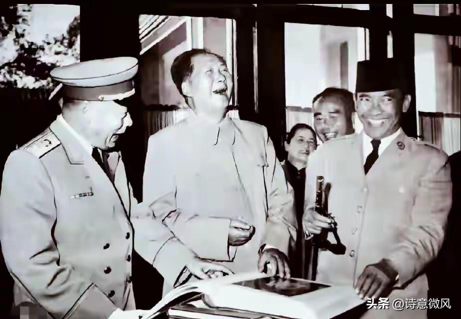 毛主席一句话，全场笑翻！这笑容谁顶得住？
“同志们，莫紧张嘛，我又不吃人——”