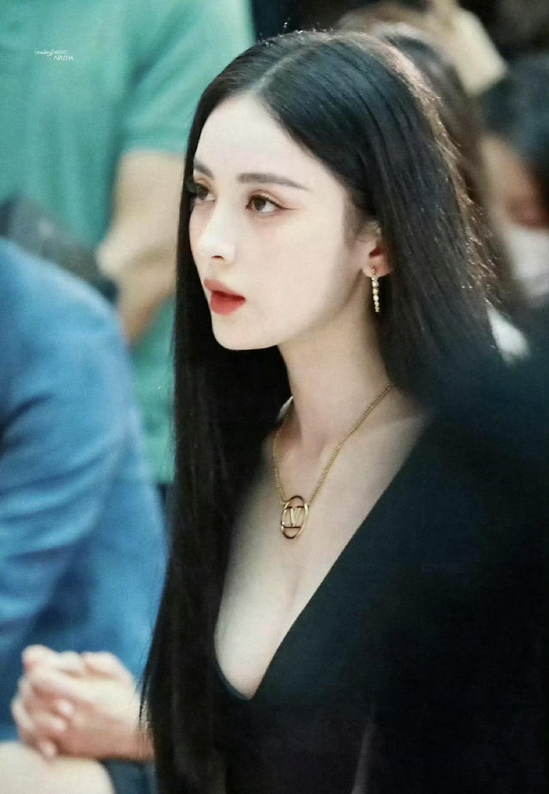 娜扎。