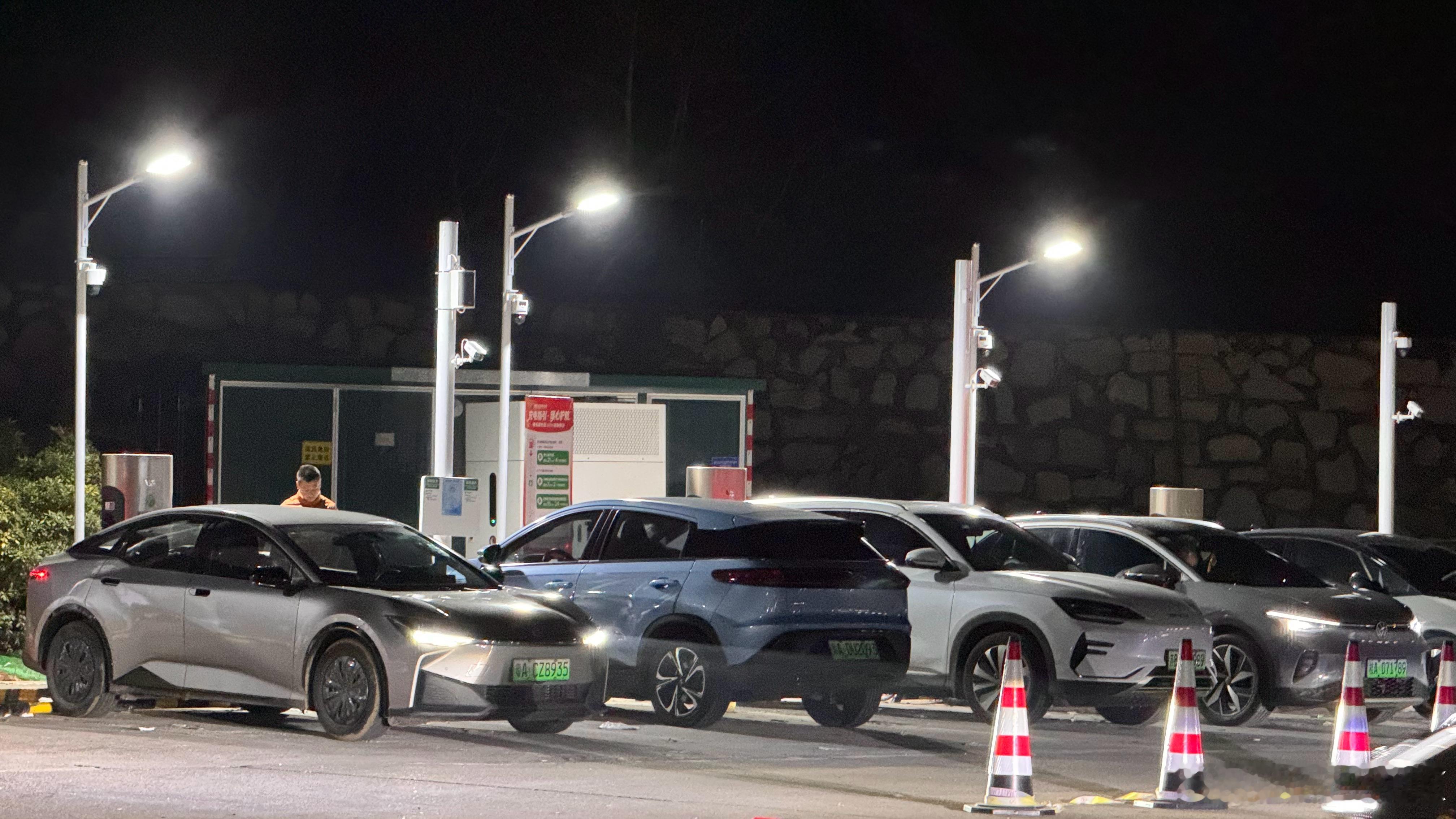 平常旅游开纯电跑长途我觉得完全没问题【前提是大电池】“我亲身试过开去马来西亚都轻