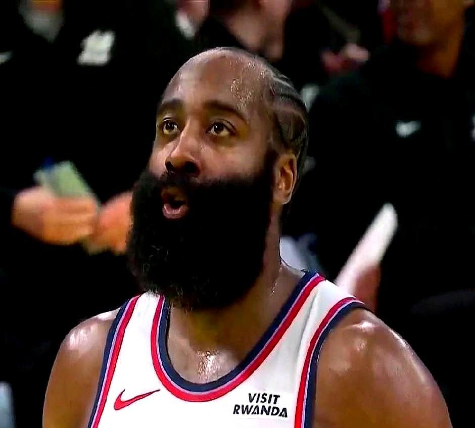 赛季初6胜20负，快船被嘲成烂队，我跟着唱衰，说三巨星抢球必散伙。
 
脸现在真