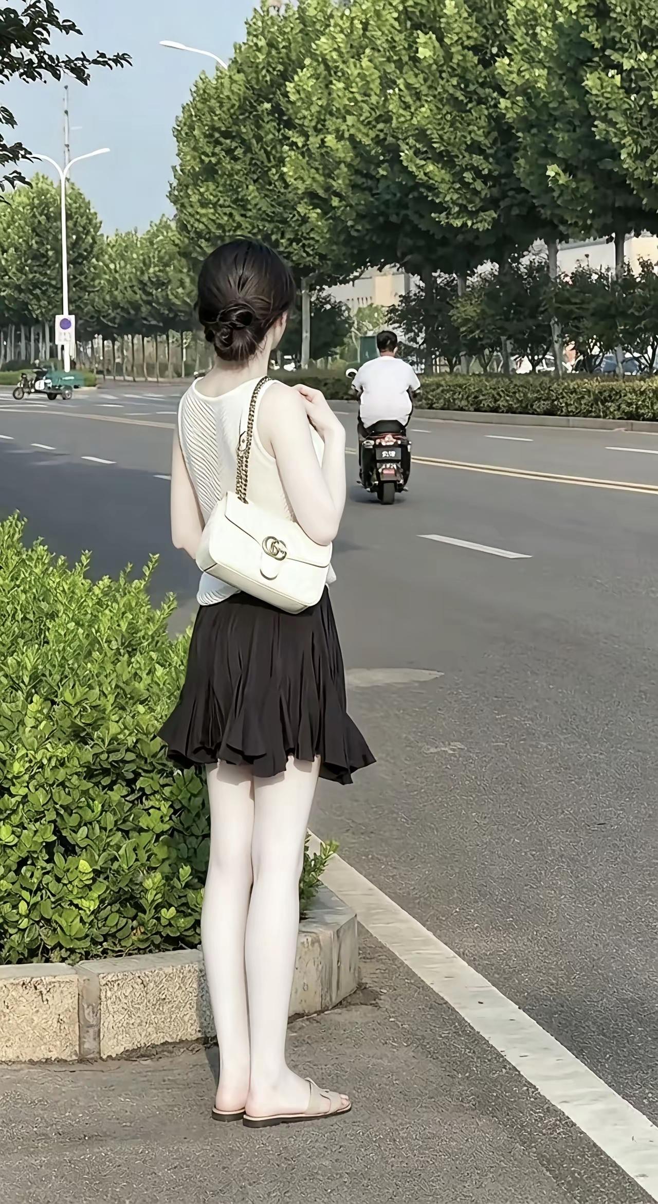 美女站路边，
不住左右观。
只见身影俏，
不识庐山面。