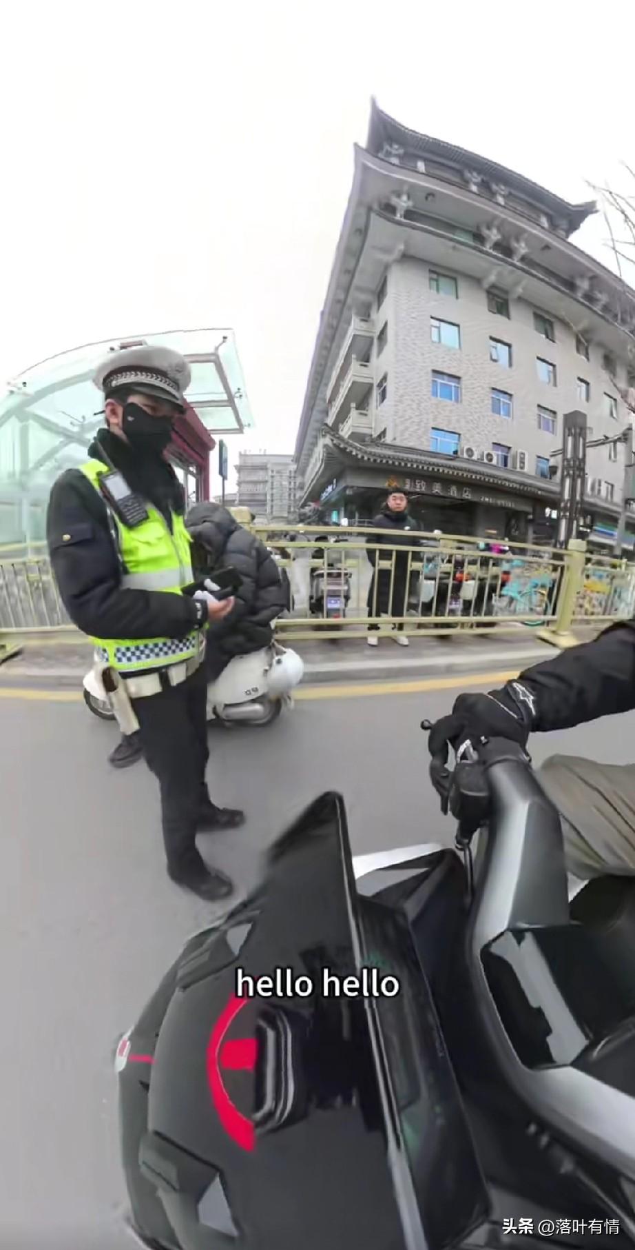 看到一名黑人老外，
叫做杜克骑车，
他的视频很有意思，
他这次骑车碰到了叔叔查头