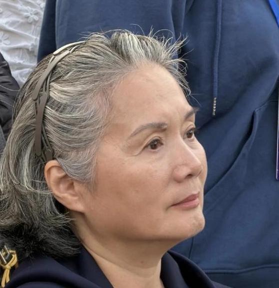 上海武康路，一栋价值上亿的老洋房里，住着67岁的吴冕。但街角的菜贩子们都知道，这