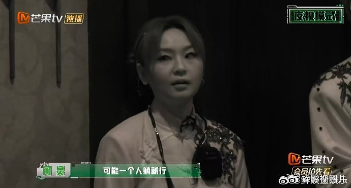 大张伟大张伟在床上打上地鼠了密室大逃脱别人遇npc疯狂躲闪，大张伟直接原地反击，