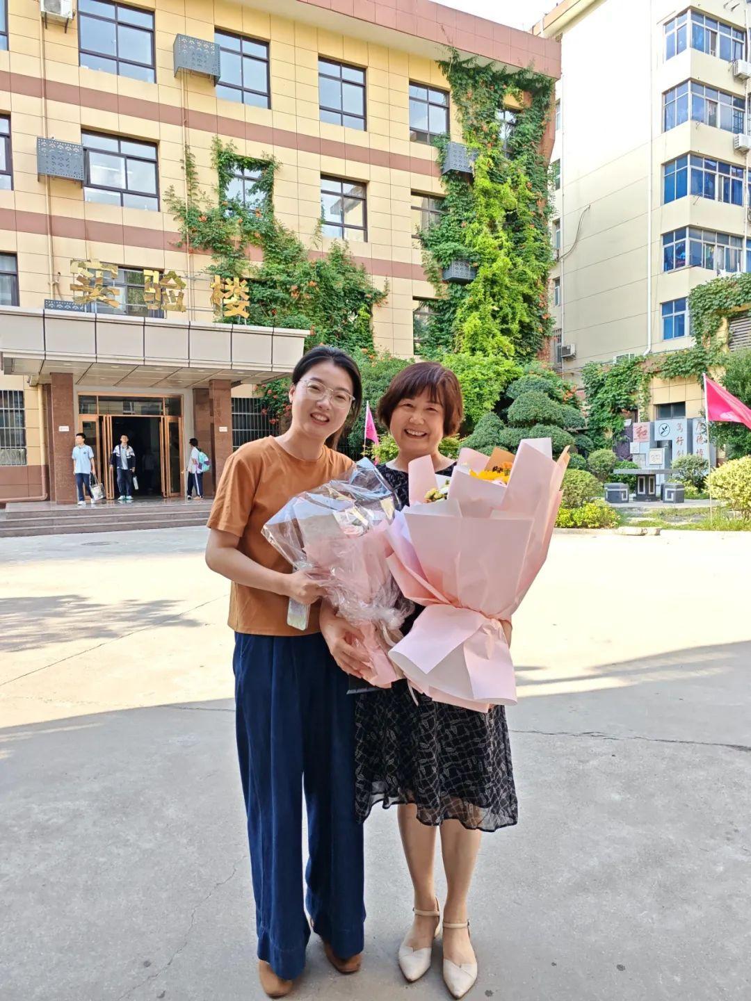 62岁的退休老教师，拿起扫帚去地铁站扫地，干得好好的，却在离职时留下一封近千字的
