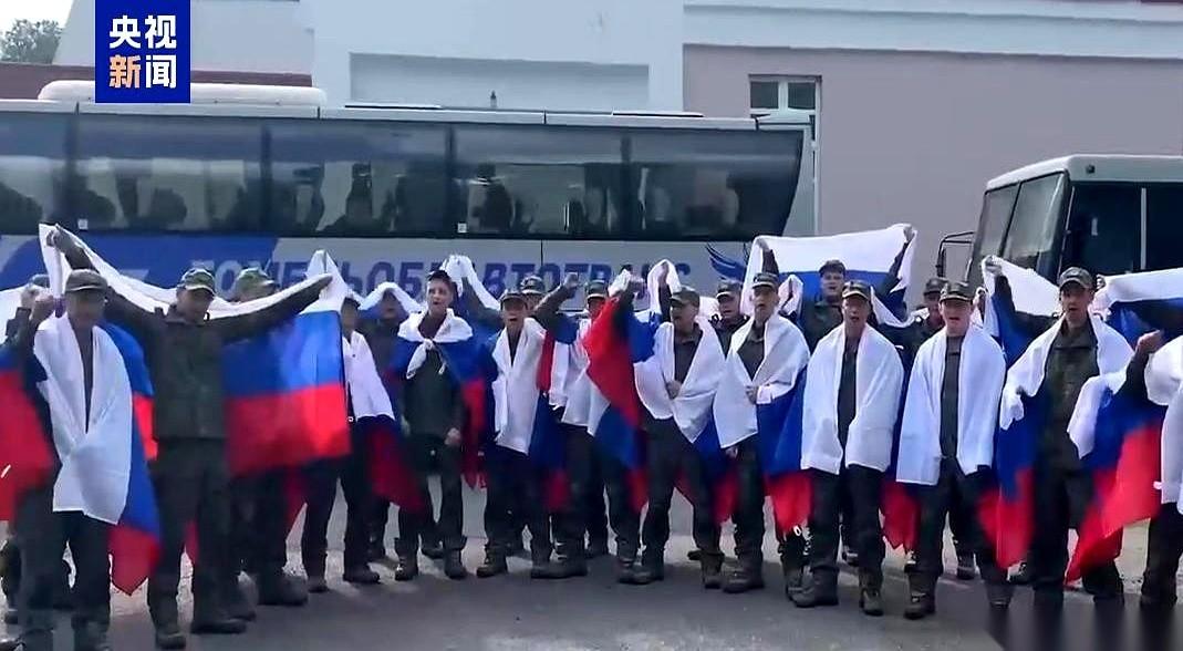 他们又在谈了。
谈着怎么把活生生的人，从一个名单，换到另一个名单。
这事儿听着多