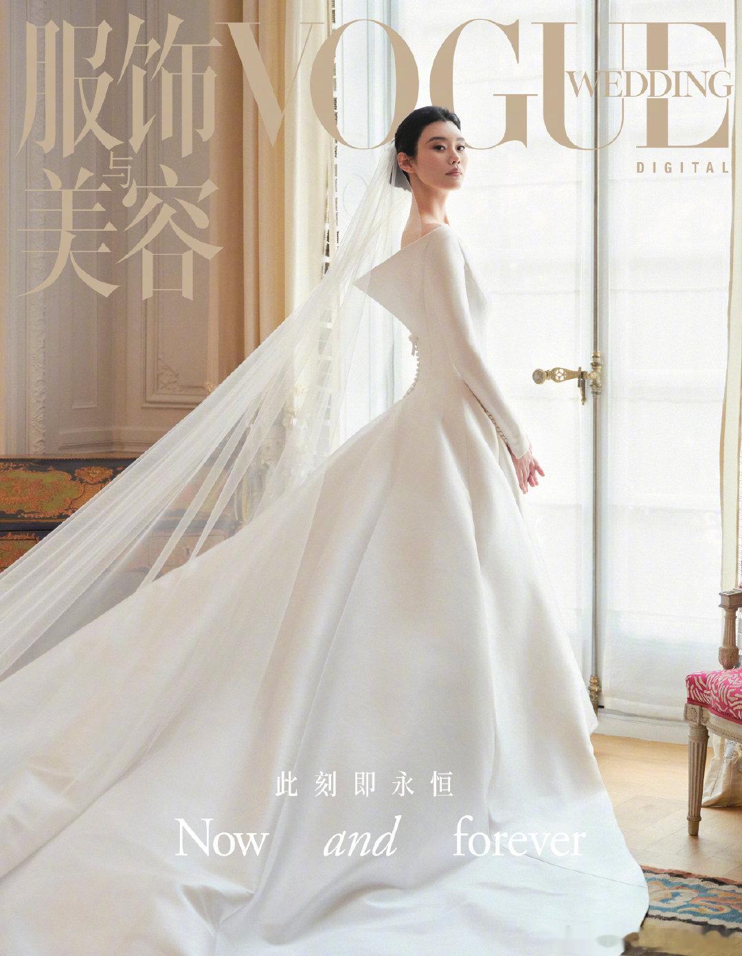 奚梦瑶Dior高订婚纱 优越体态完美撑起高订婚纱典雅版型，整体状态松弛自在。举手