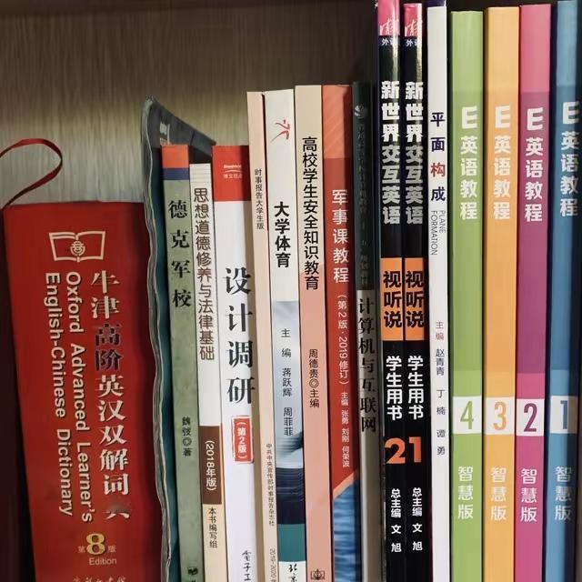 人到了中年再聊英语主科这桩事，
最大的荒唐，
是我们天天喊着要给孩子减负，
转头