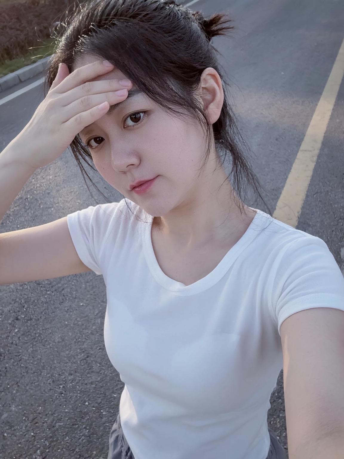 白色短袖女生 ootd穿搭