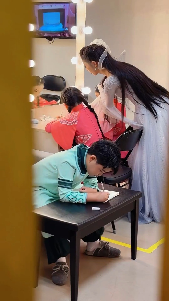 佟丽娅给小酒窝朵朵听写 佟丽娅给小酒窝朵朵听写、辅导作业，谁来了都得辅导孩子作业