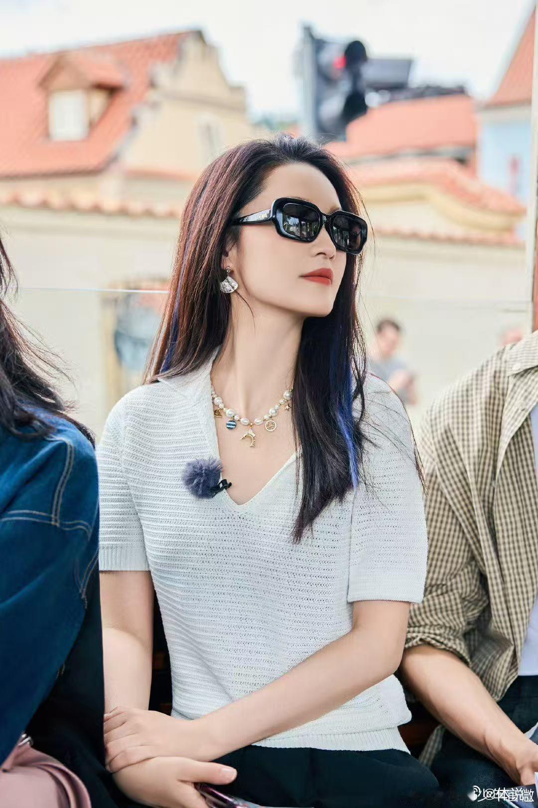 李沁 慢热的人爱意最汹涌 李沁用回忆录证明：慢热的人爱得更用心！熬夜整理合照、记