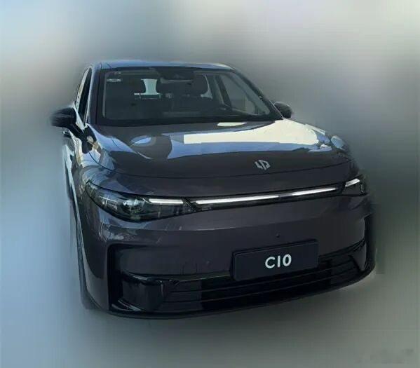 零跑C10销售反馈：1，这家店买C10的客户有两大类，一是30~40岁的男性客户