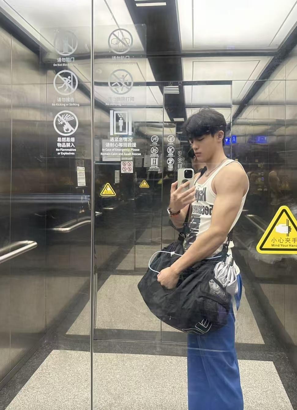 白皮健身教练对镜自拍 ​​​
