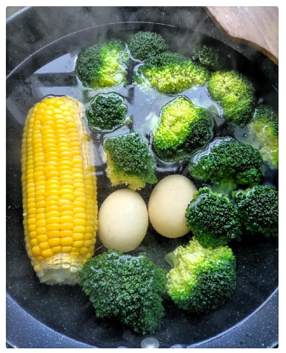 奉劝各位别过度减肥，我表妹减进了医院。

她1米65，120斤，说胖，我说你不胖