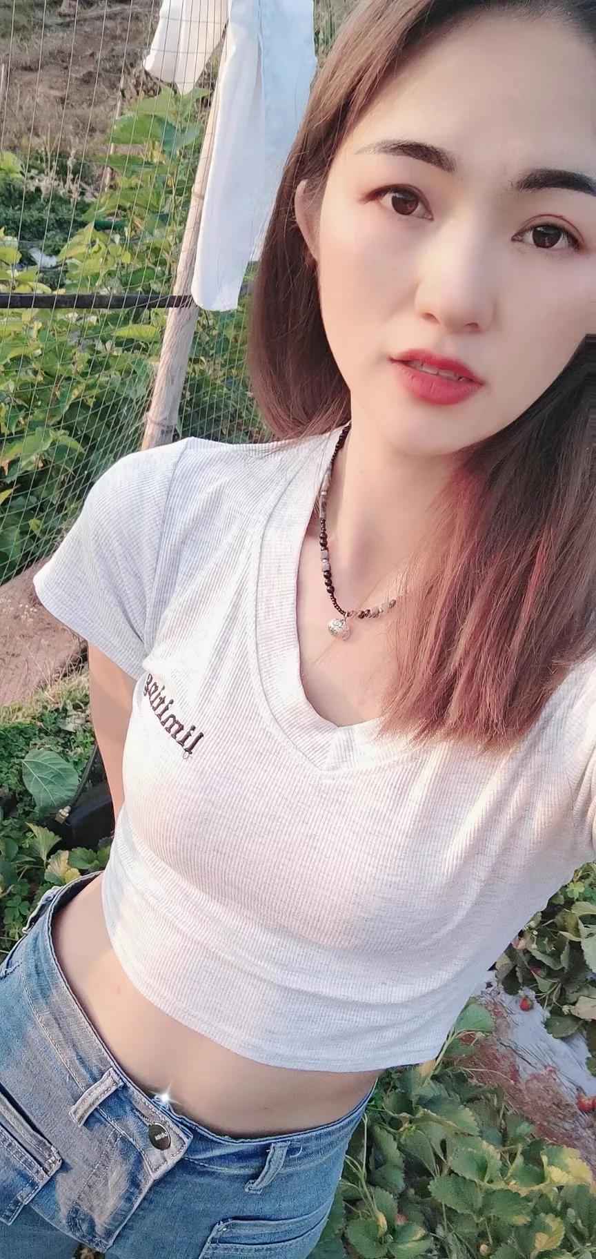 白衣佳人秀，长发飘飘舞。