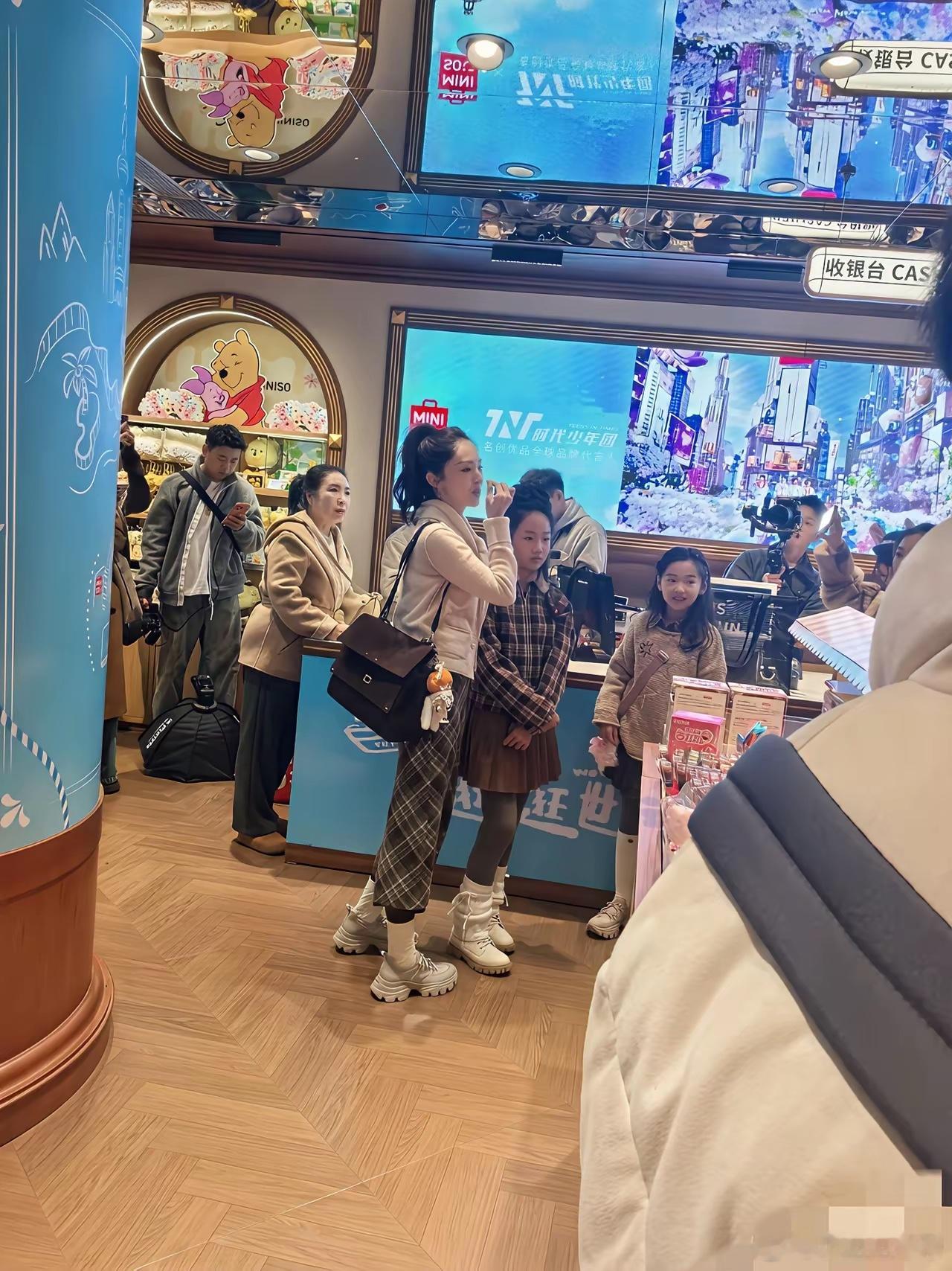 董璇太豪横了，带小酒窝在北京the box买布娃娃，一口气买了7大袋东西，估计有