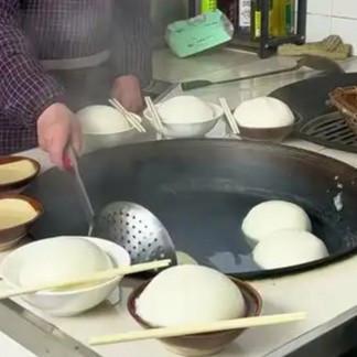 3月3日元宵节，四川一位网友分享的视频在网络上引发了热议。视频里，一口锅里漂浮着