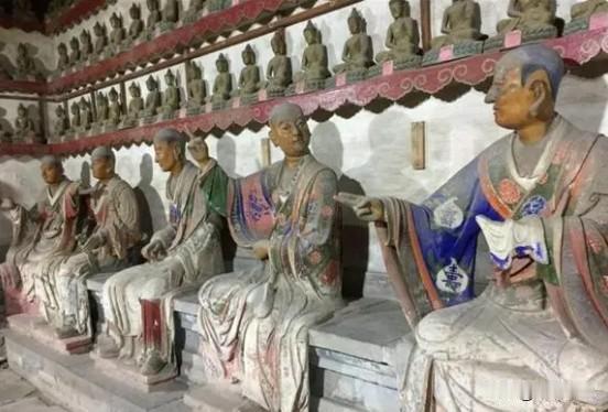 1982年，山东的灵岩寺千佛殿内，几个僧人在例行清扫，突然“喀嚓”一声传来，吓得