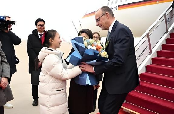 中方高规格招待，默茨接过鲜花，走进人民大会堂前，他喊出9个字

鲜花刚递过来，默