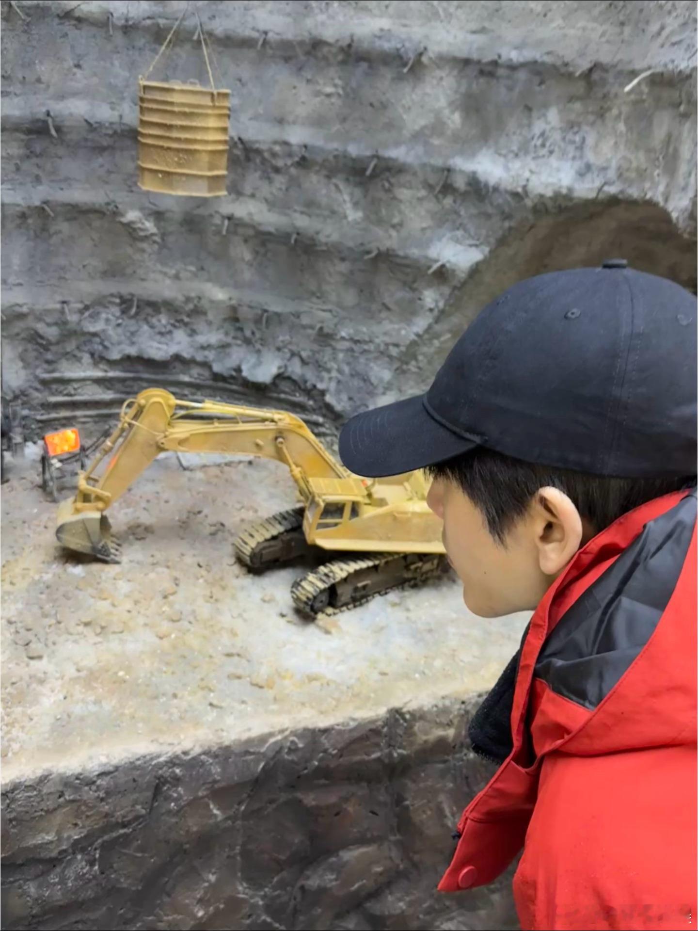 张凌赫的动手能力好强张凌赫小船故障冷静排查 从片场修器材到海上修小船，张凌赫动手