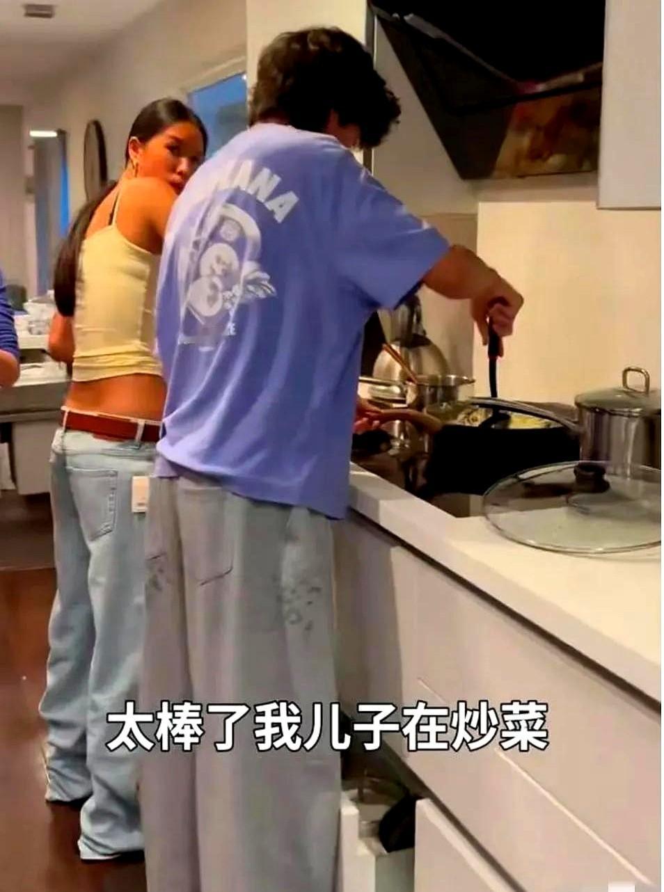 16岁林希彤掂锅涮辣，弟弟收桌洗碗，网友炸锅：这哪是孩子，是爸妈的合伙人。

有