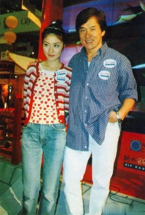 1999年，在香港沙田新世界广场参加活动的成龙和陈慧琳，两人在前一年刚搭档合作过