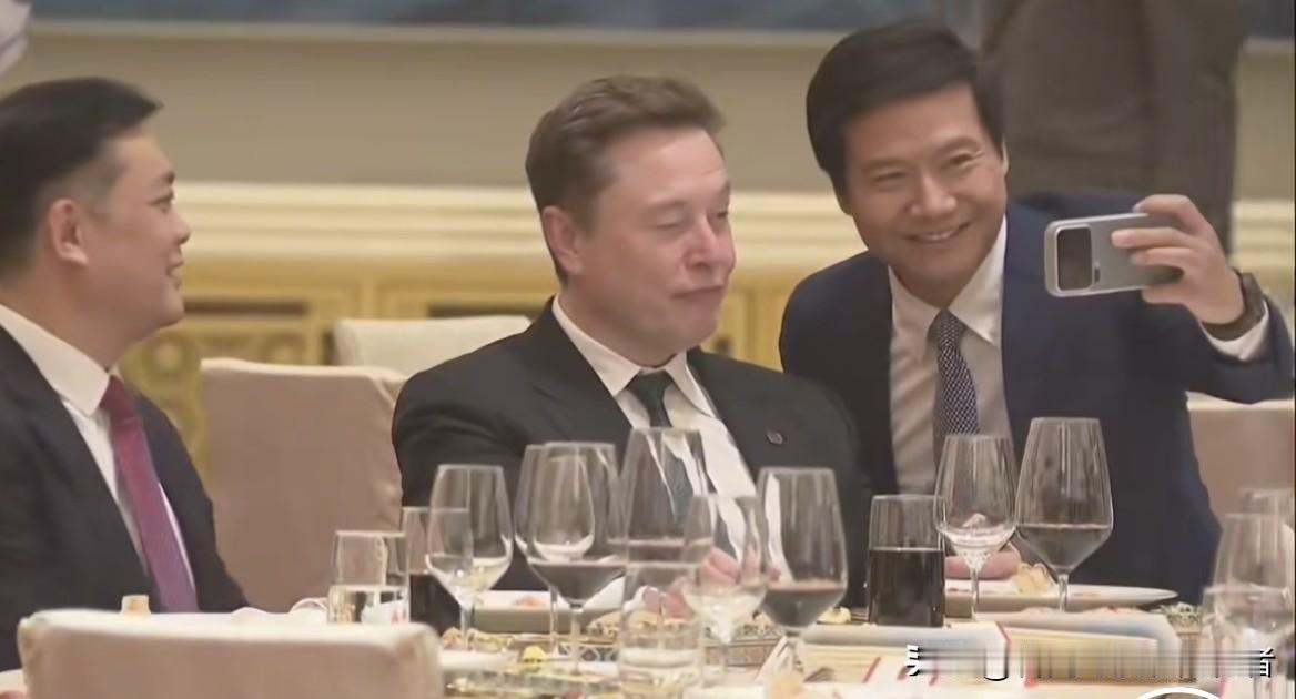 笑不活了！雷军国宴半蹲追星马斯克，千亿大佬秒变迷弟，人设直接封神！
 
谁懂啊！