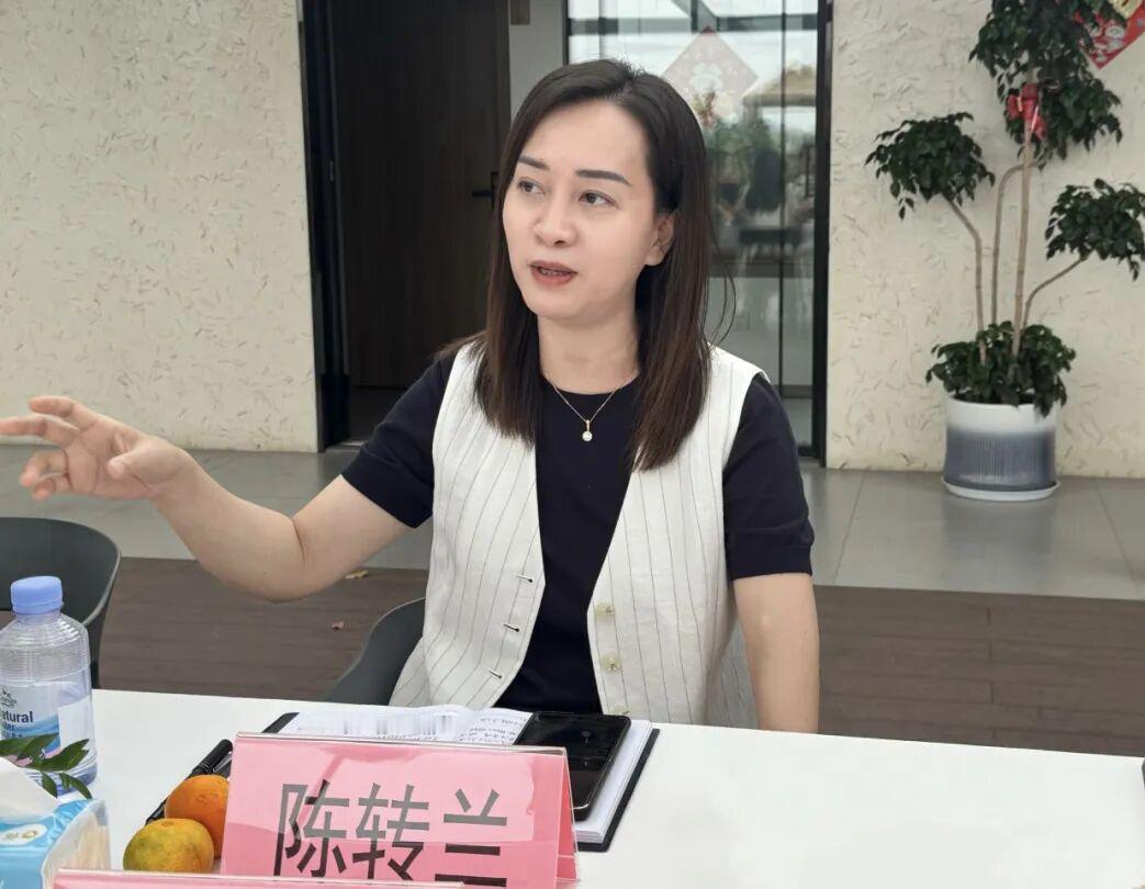 朋友在江苏省江阴市妇联上班，说起他的同事陈转兰，他赞不绝口，小地方很难看到这样的