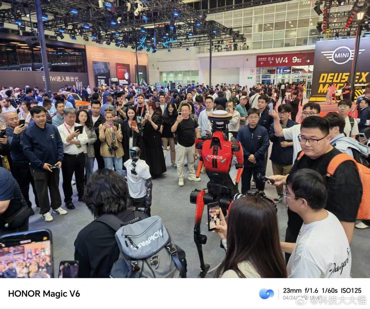 直击车展名场面！荣耀机器人惊喜亮相，变身酷炫车模刷屏全网。还记得之前马拉松赛场，