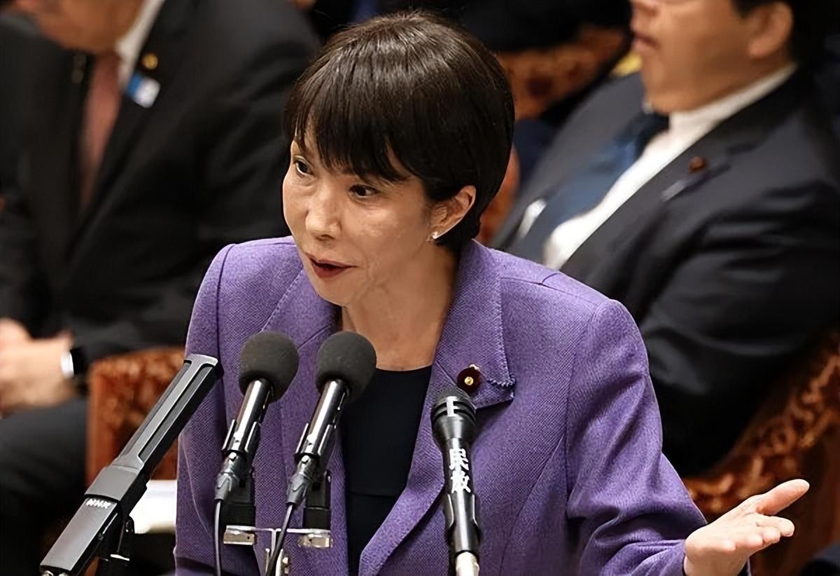 从未见过如此精神分裂的政客！高市早苗一边喊着愿同中方对话，一边在台海疯狂玩火。高