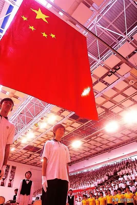 升国旗、奏国歌、行注目礼，是校园里庄严神圣的爱国主义仪式。

可有些学校为追求所
