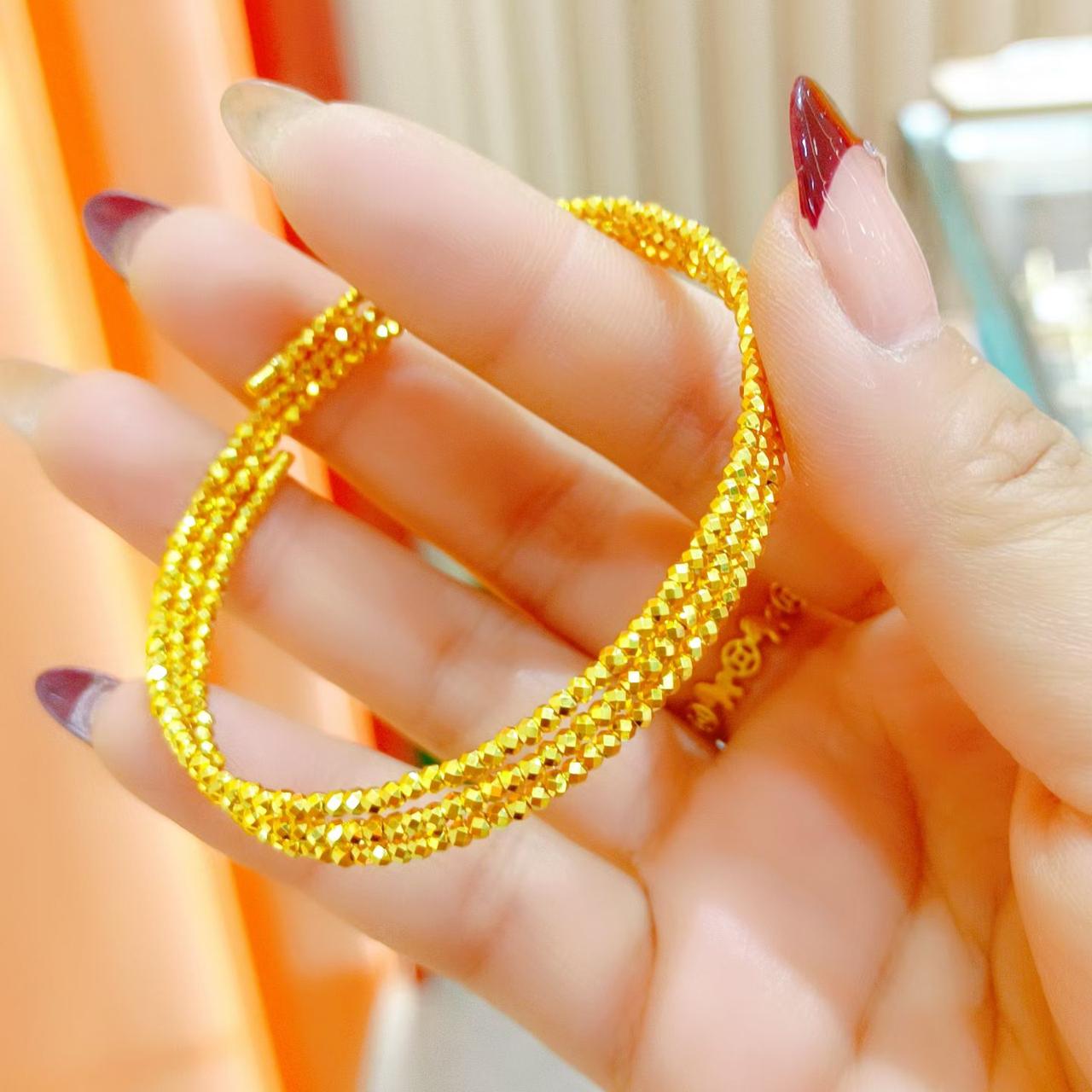 闪耀的黄金手链，搭配精致美甲，尽显奢华与优雅。