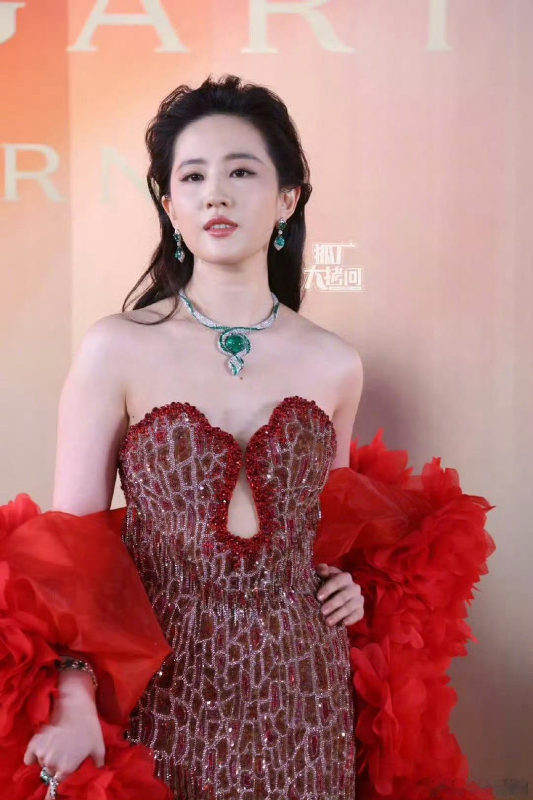 刘亦菲、赵露思今晚活动图，两位美女同框，状态OK不？[憧憬]#刘亦菲出席活动红毯