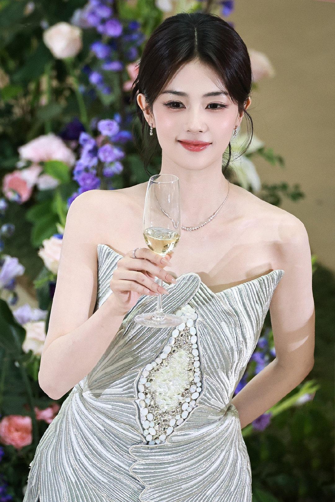 谁家姑娘这么美啊，优雅永不过时～ ​​​